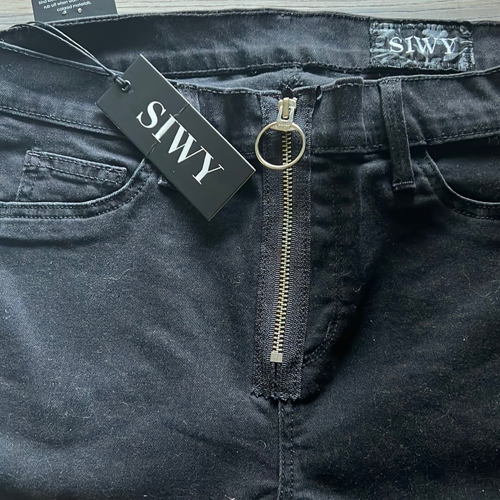 It’s SIWY! Black jeans with a crazy cool zipper! Skinny size 31 babe!